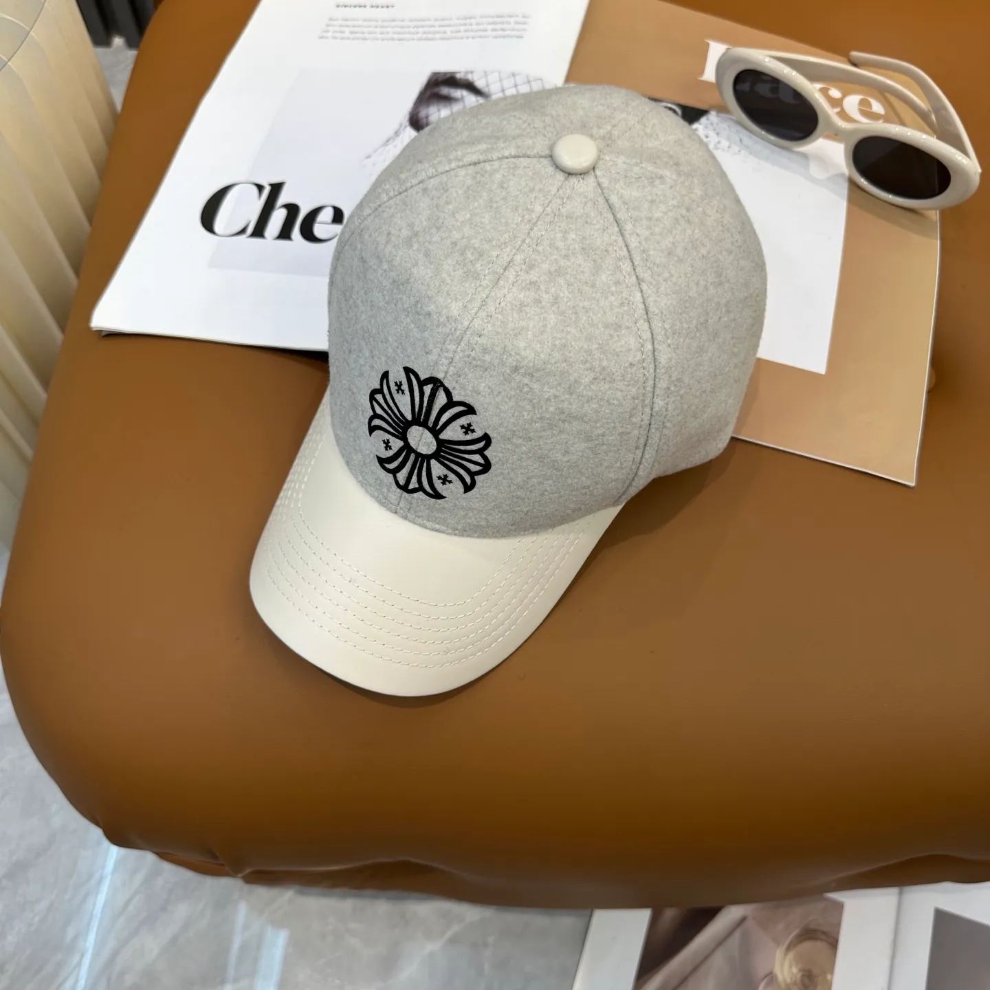 P70 Crow Heart's new autumn and winter fur-stitched baseball cap. It's full of autumn and winter atmosphere. The quality is great. The deepening of the hat shape makes it more elegant. It's very nice for both men and women. It's a classic among classics. It goes well with daily wear. Casual and fashionable.